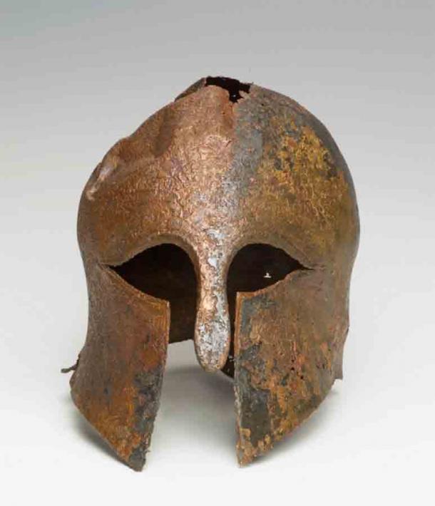 Хорошо сохранившийся коринфский шлем, который был найден на дне Средиземного моря в 2007 году, недалеко от побережья Хайфы, Израиль.