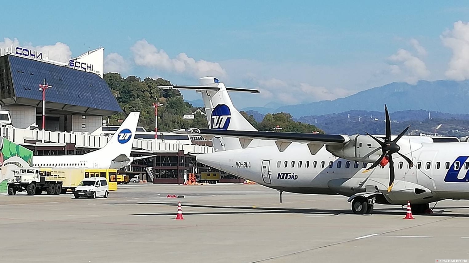 Аэропорт Сочи. На переднем плане самолет ATR 72. Авиакомпании Utair