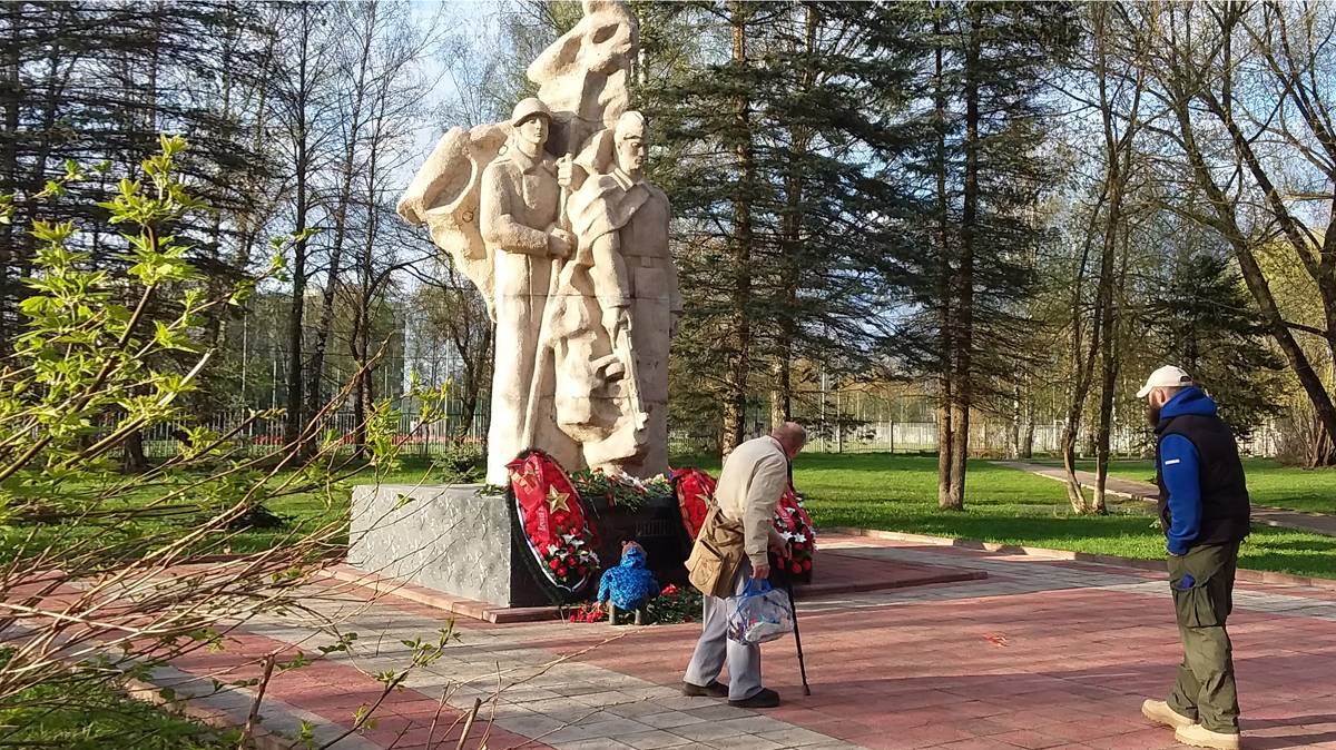 Дед, сын и внук у мемориала солдатам победителям города Хотькова