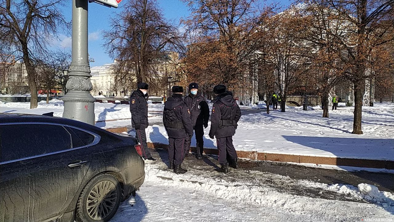 У станции метро Площадь Революции