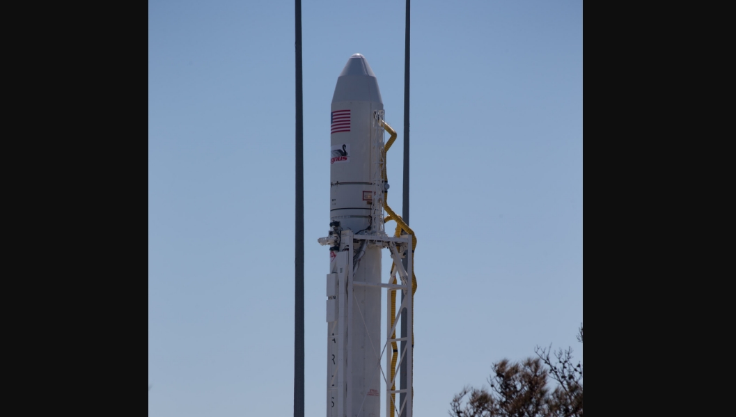 Ракета-носитель «Антарес» установлена на стартовую площадку