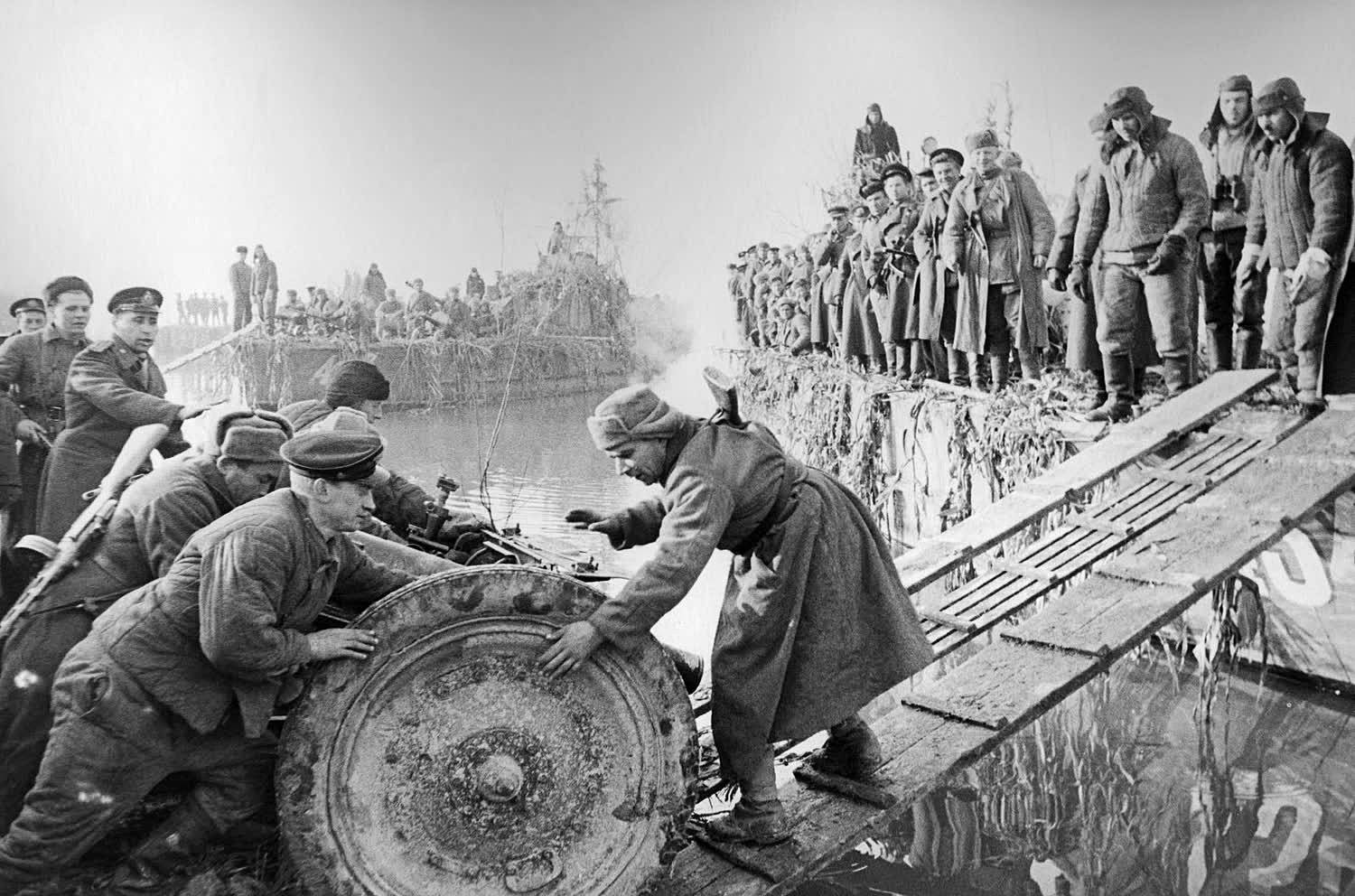 Борис Лосин. Погрузка на катера советского десанта с артиллерией на реке Дунай в Венгрии. 1945