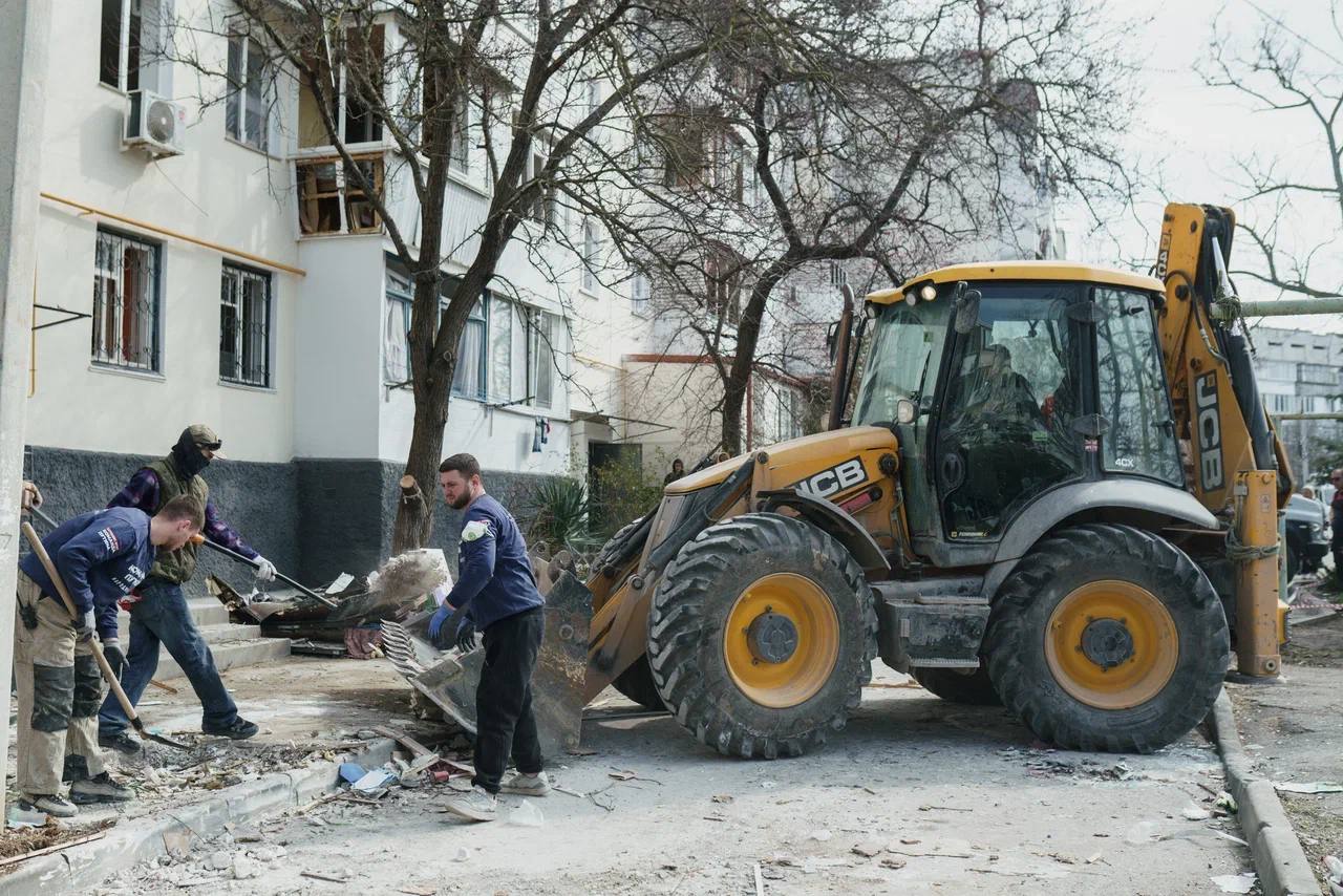 Расчистка завалов после взрыва в Севастополе