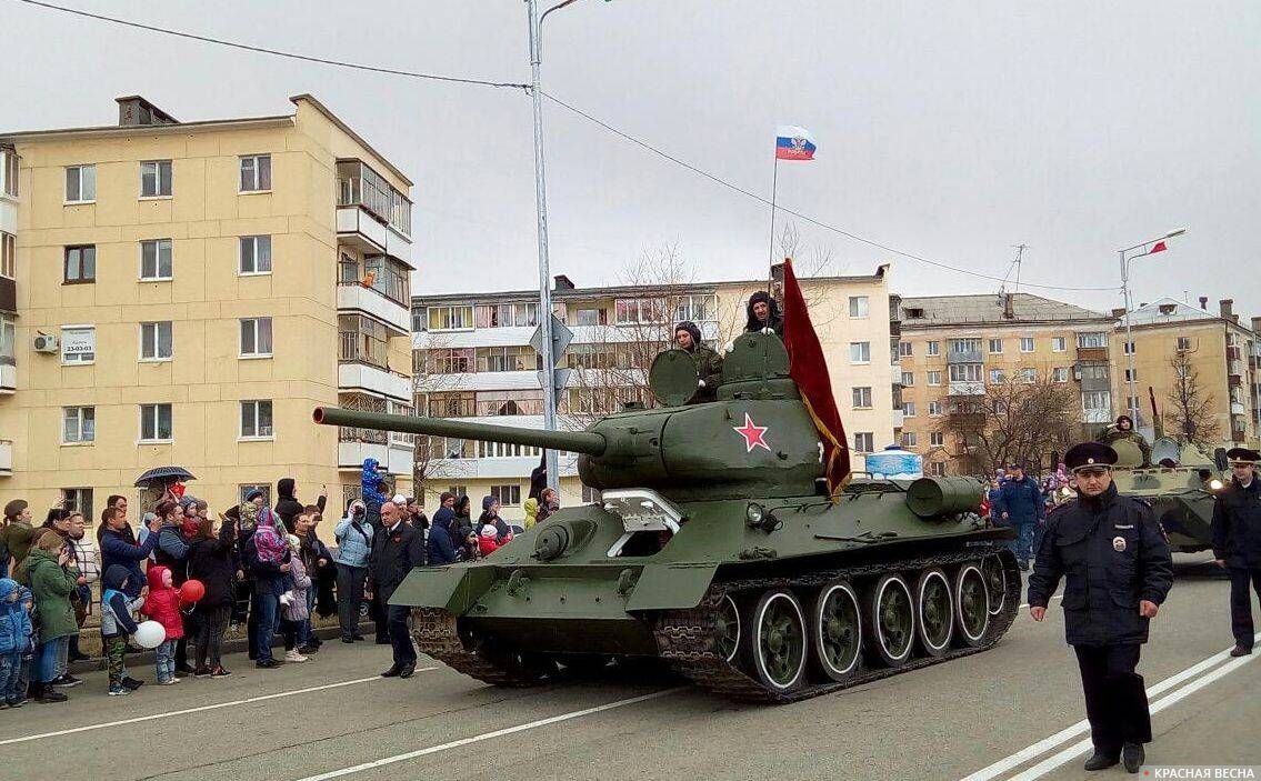Нижний Тагил. Танк Т-34 на параде в Дзержинском районе