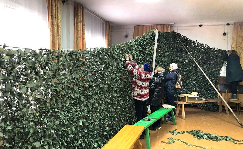 Мастерицы из поселков Рязаново и Хетово плетут маскировочную сеть для бойцов, участвующих в спецоперации по денацификации Украины