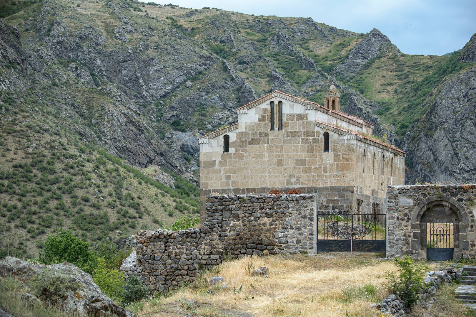 Монастырь Цицернаванк. Построен в IV-VI вв. н. э.