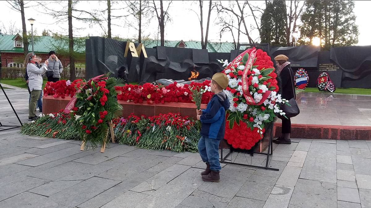 Вечный огонь на мемориале в Сергиевом Посаде