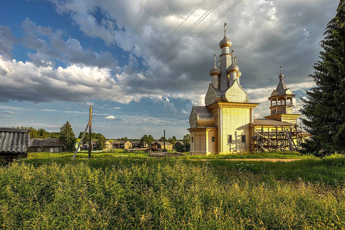 Деревня Кимжа в Мезенском районе Архангельской области (справа Одигитриевская церковь)