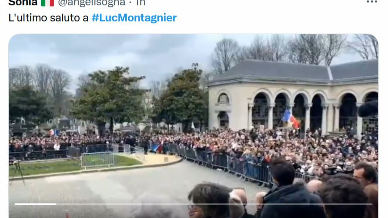 Скриншот страницы Twitter пользователя @angelisogna с видео церемонии похорон  лауреата Нобелевской премии Люка Монтанье на кладбище Пьер Лашез в Париже 22 февраля 2022 года. 