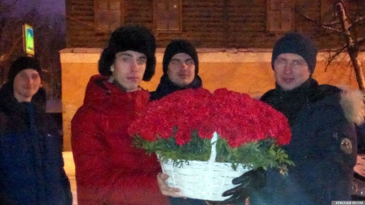 Возложение цветов к памятнику Сталину