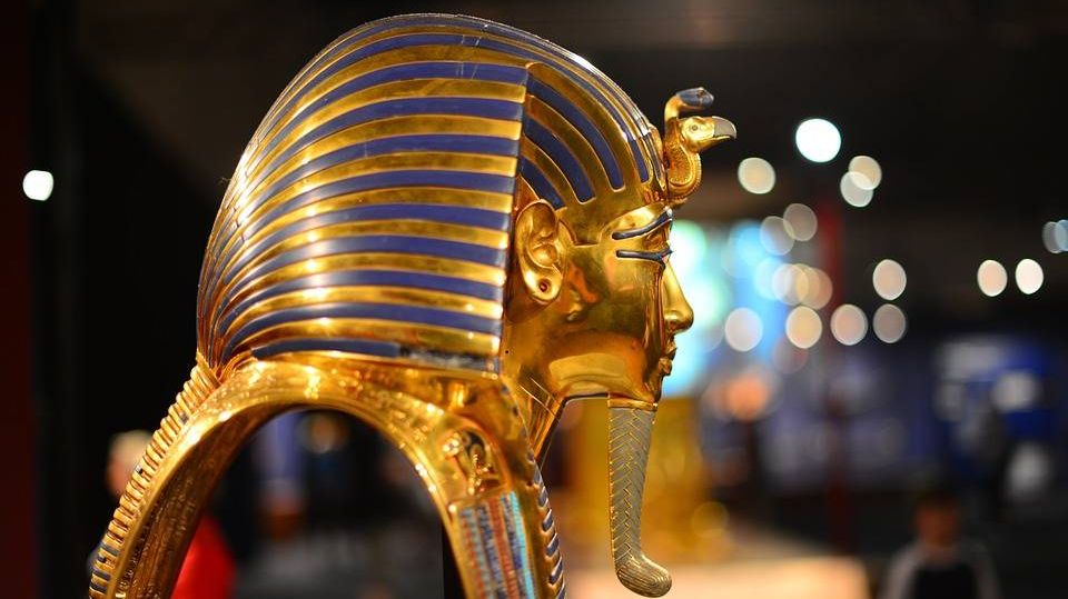 Золотая загробная маска Тутанхамона