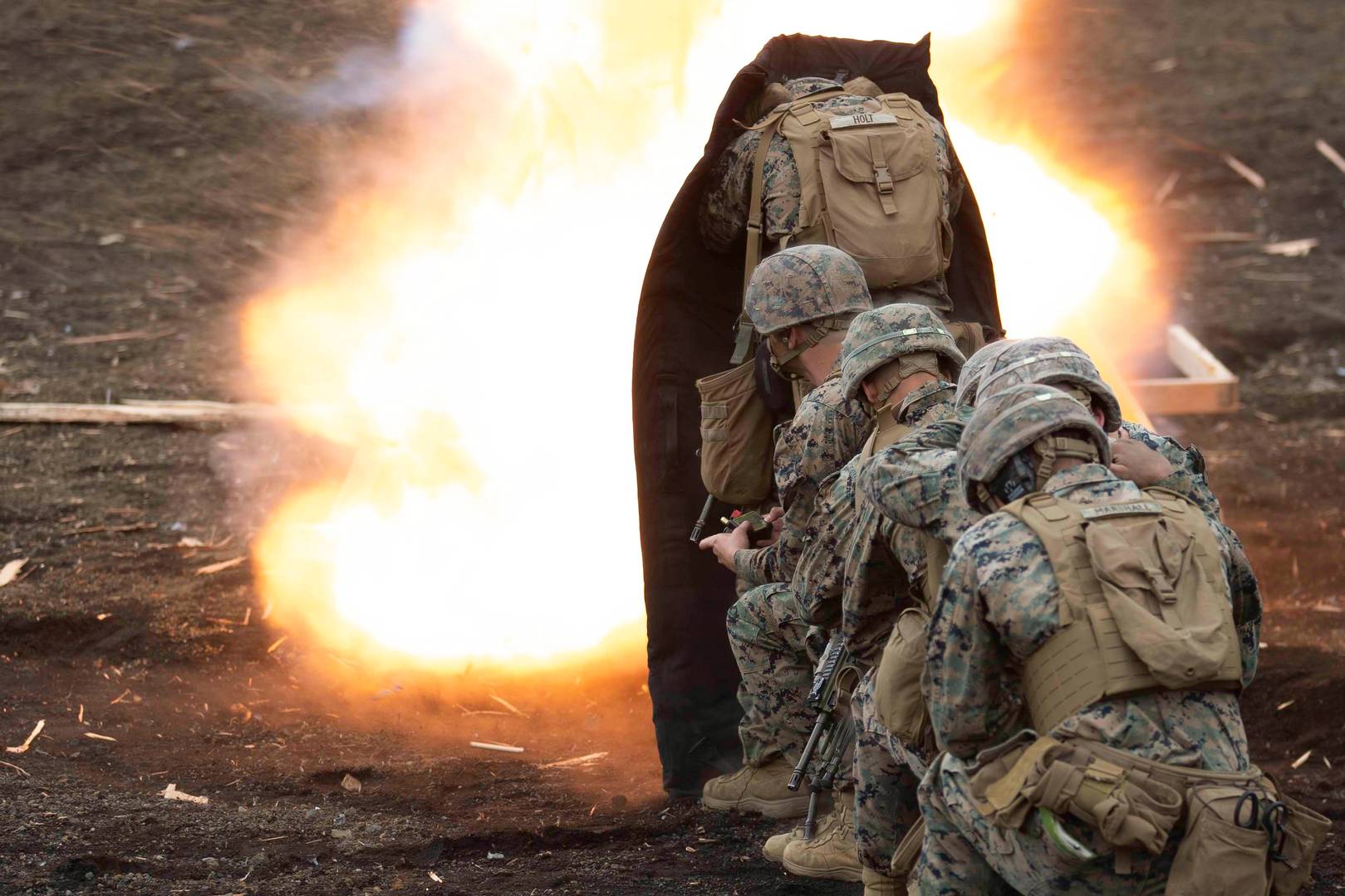 Морские пехотинцы США используют бронещит для защиты от поражающих факторов взрыва