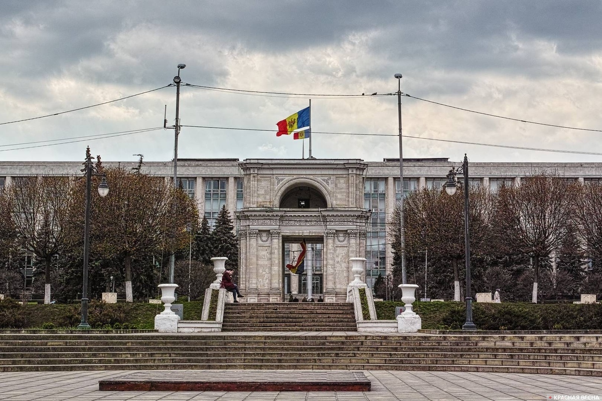 Кишинев российско. Молдавия дом правительства. Кишинев здание прокуратуры. Центральная площадь и правительство Кишинева. МВД Молдавии.