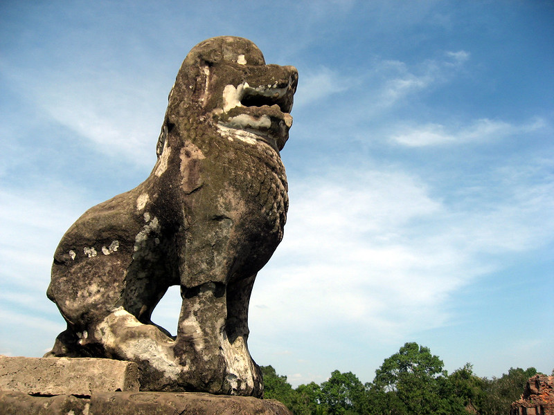 Статуя льва. Камбоджа