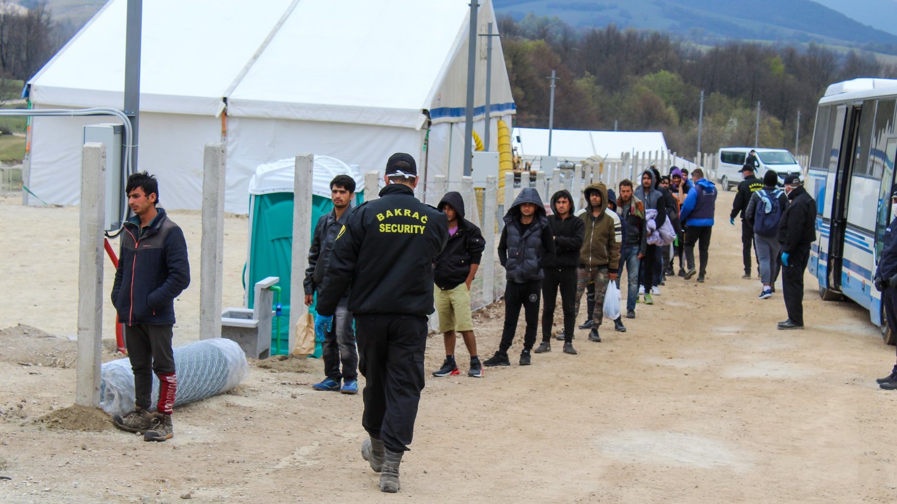 Мигранты прибыли в лагерь для мигрантов Липа