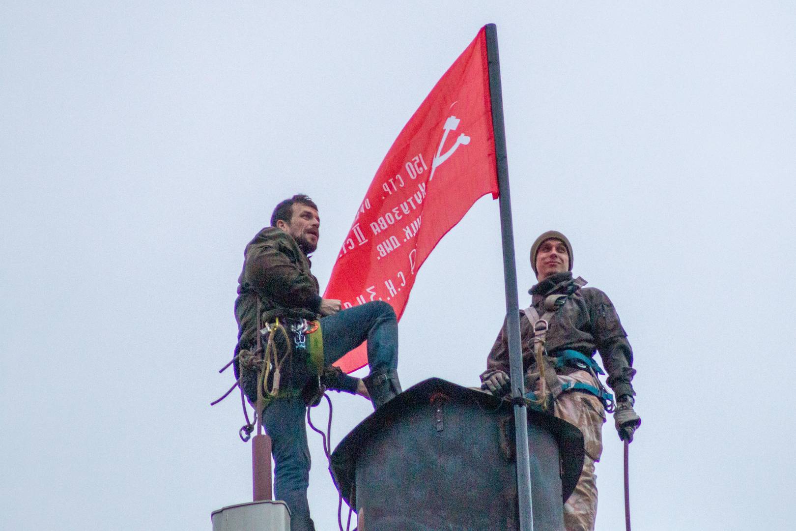 Члены Александровской коммуны «Сути времени» и копия Знамени Победы, установленная на фабричной трубе в честь 75-летия Победы. 9 мая 2020 г.