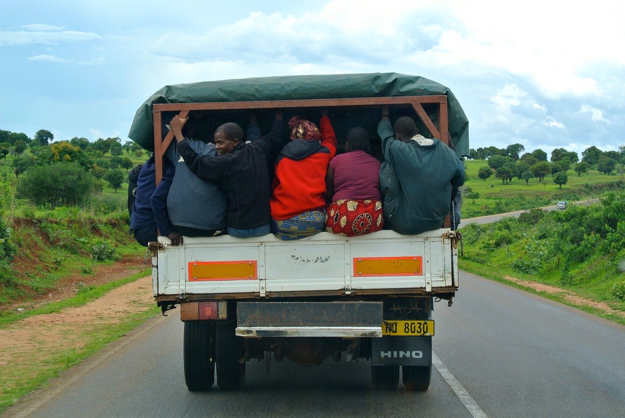Грузовик с пассажирами в Африке