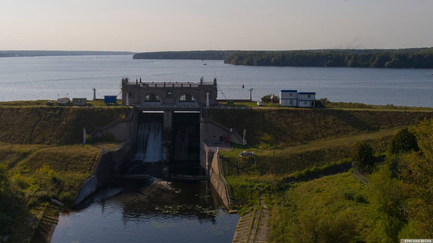 Малая ГЭС и водохранилище
