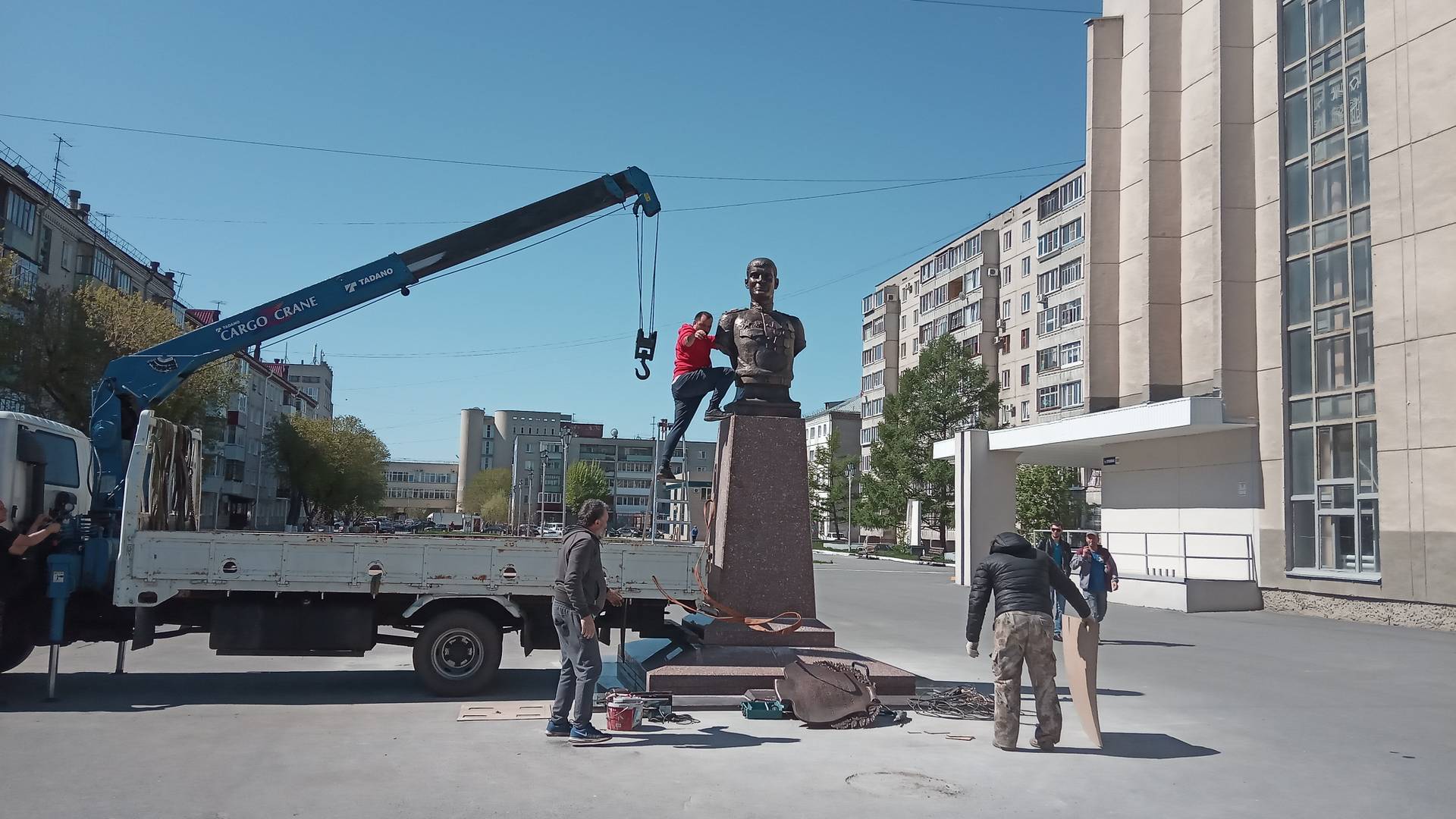 Установка памятника Максиму Захарову 6 мая 2020 года