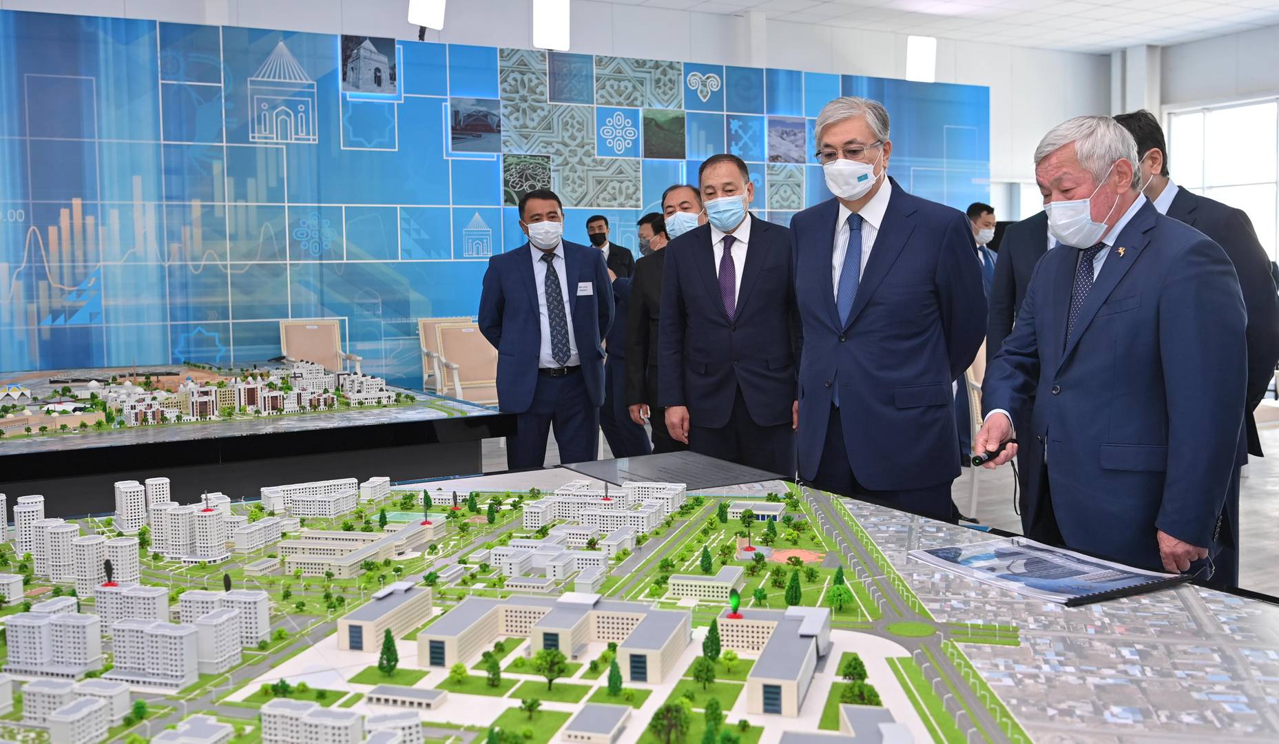 Президент Казахстана Касым-Жомарт Токаев и аким Джамбульской области Бердибек Сапарбаев