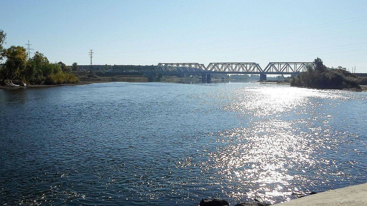 Железнодорожный мост Транссибирской магистрали через реку Кан в центре Канска. Красноярский край
