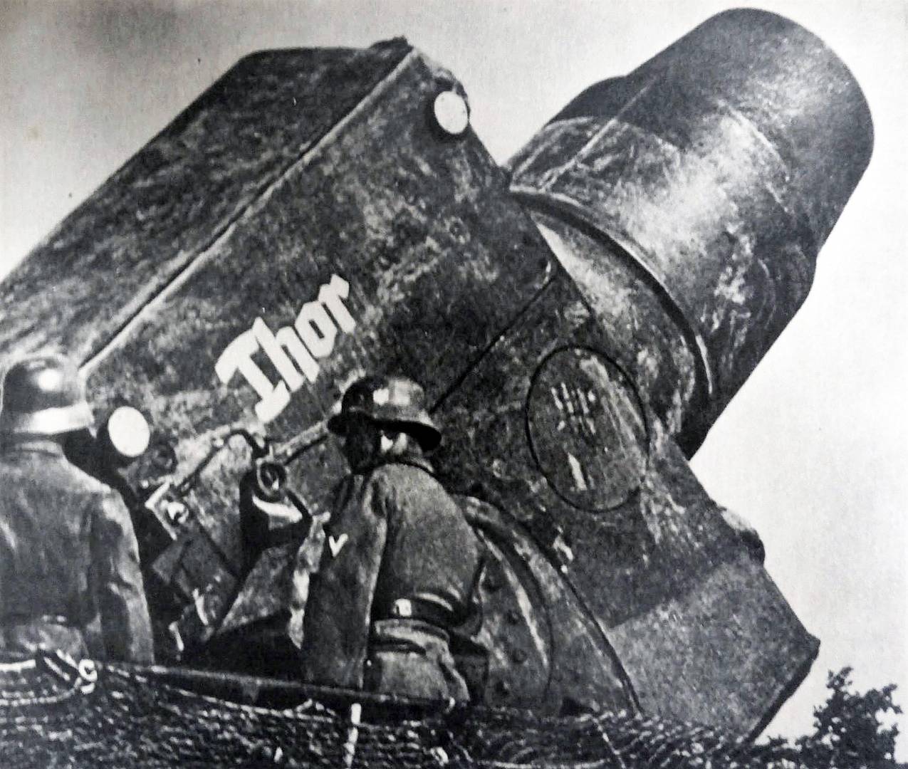 600-мм мортира «Карл» ведет огонь по Севастополю. 1942