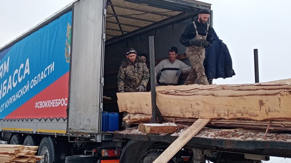 Погрузка пиломатериалов для отправки в Донбасс