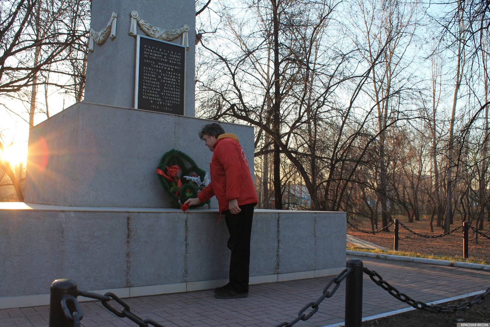 Возложение цветов к Братской могиле партизан, погибших в борьбе за Советскую власть. Бердск