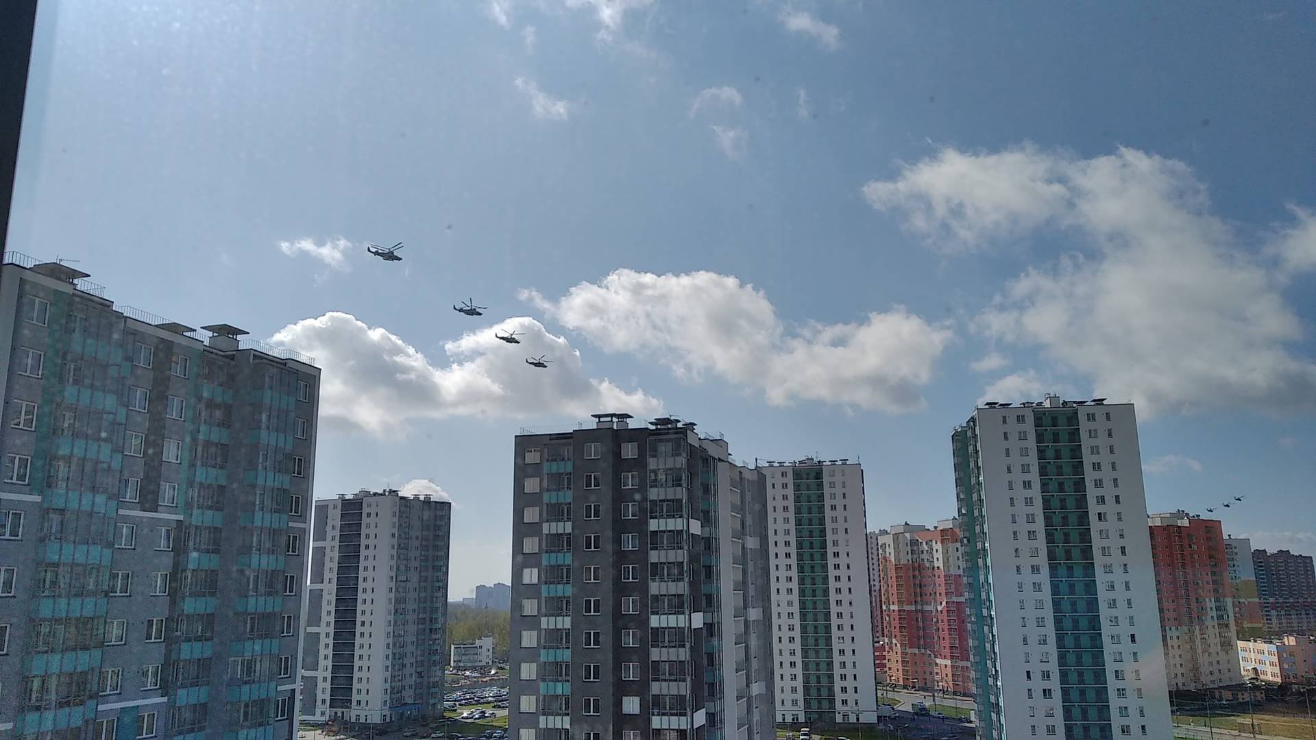 Санкт-Петербург, Новая Охта. Два звена вертолетов летят на авиапарад, 10:10 9 мая 2020 года