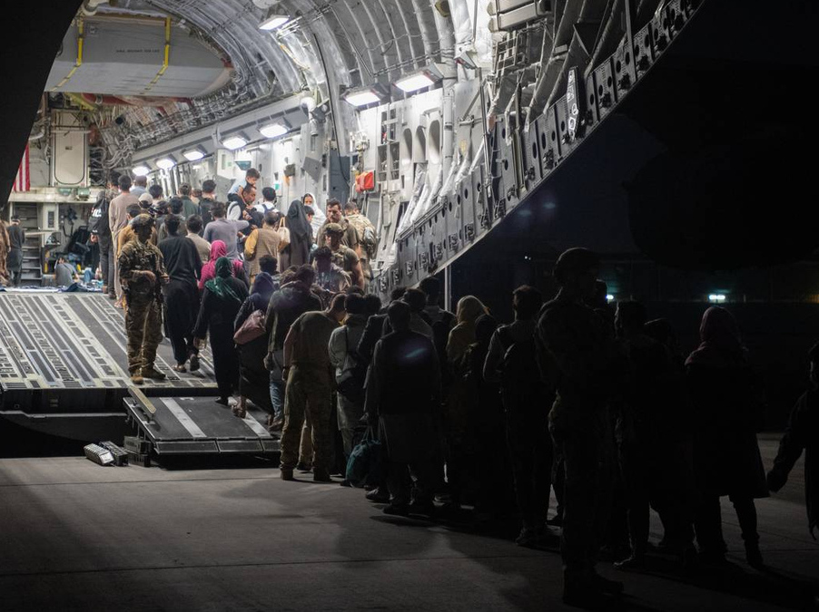 Афганские беженцы садятся в самолет в аэропорту Кабула