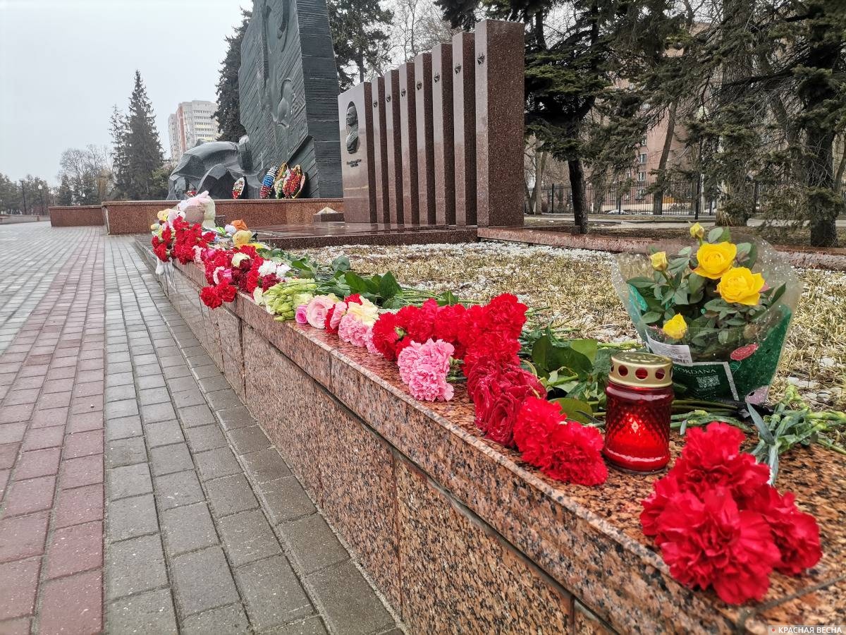 Спонтанный мемориал в честь пострадавших в «Крокус Сити», Воронеж, 24 марта 2024 года