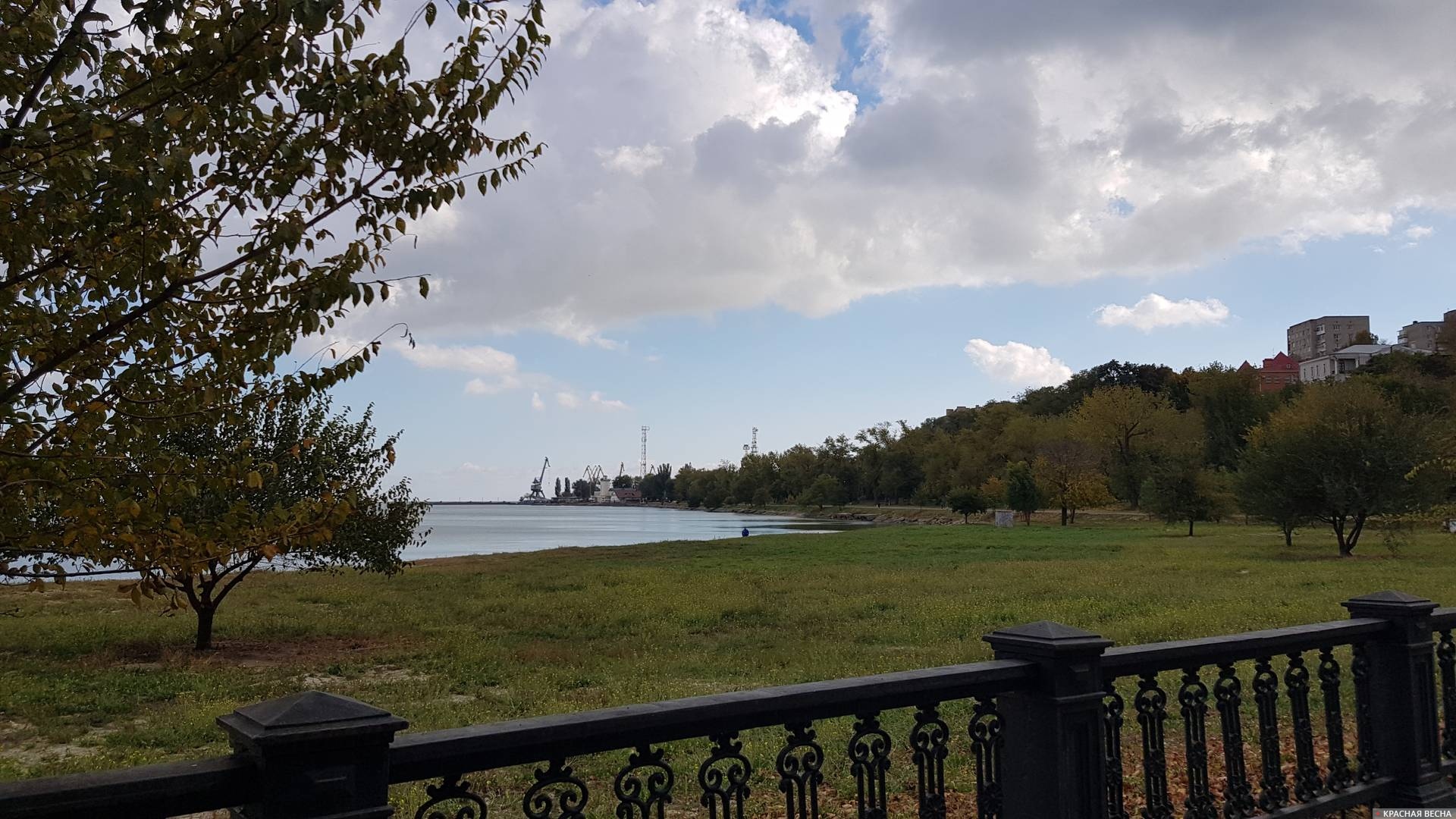 Вид на Таганрогский порт с Пушкинской набережной