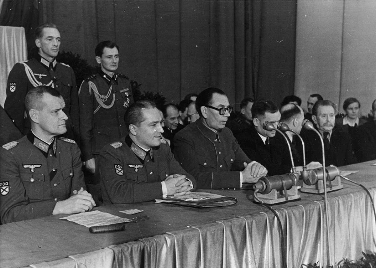 Генералы РОА Ф. И. Трухин, Г. Н. Жиленков и А. А. Власов на митинге КОНР в Берлине. 12 ноября 1944 г.