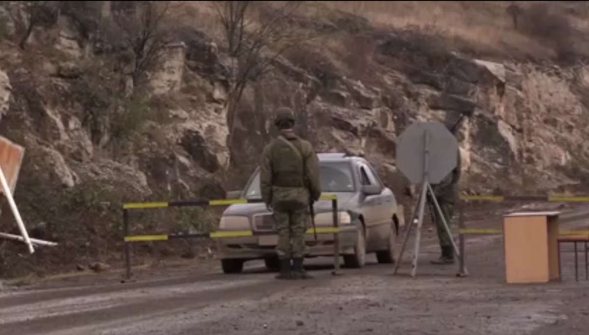 Российские миротворцы обеспечивают безопасность движения гражданского автотранспорта по Лачинскому коридору в Нагорном Карабахе