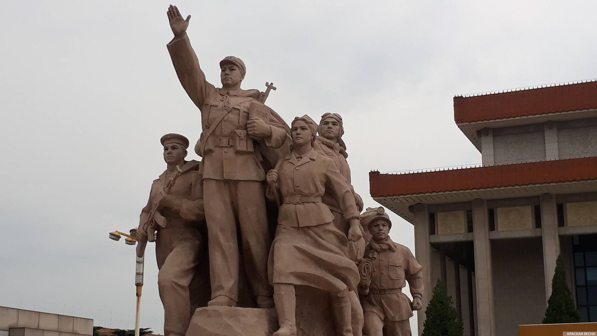 Монумент у мавзолея Мао. Пекин
