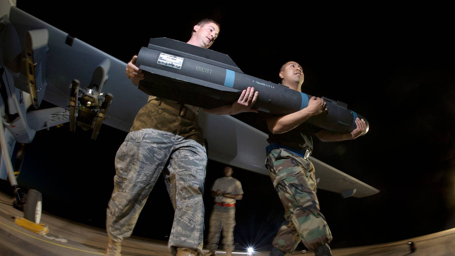 Военнослужащие ВВС США несут макет ракеты AGM-114P Hellfire, аналогичной использованной для атаки в Кабуле