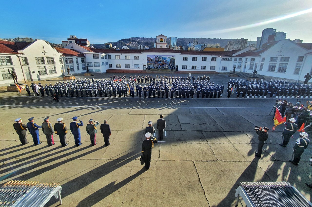 Церемония вручения сабель, шпаг и пистолетов выпускникам военных вузов Боливии