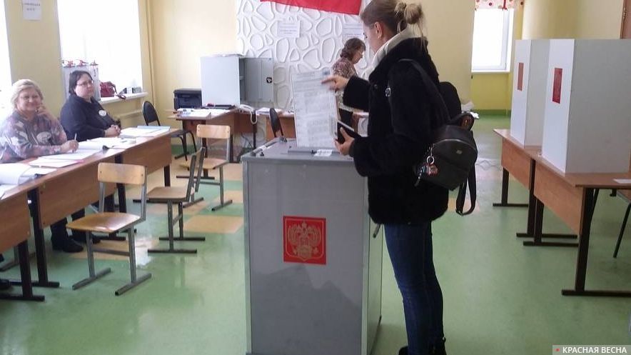 Девушка голосует
