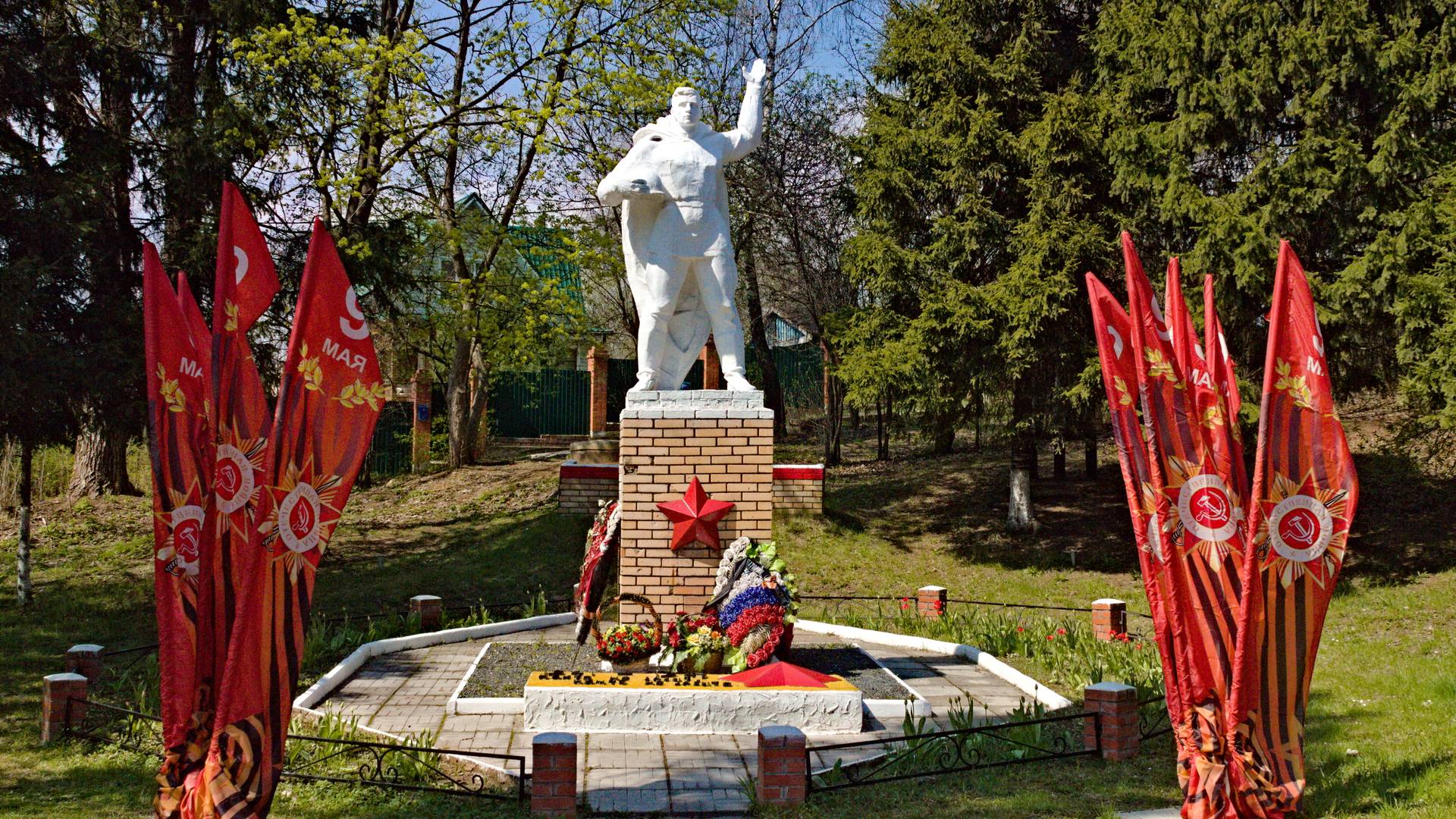 Московская область, Ступинский район, село Семёновское. Памятник советскому солдату.