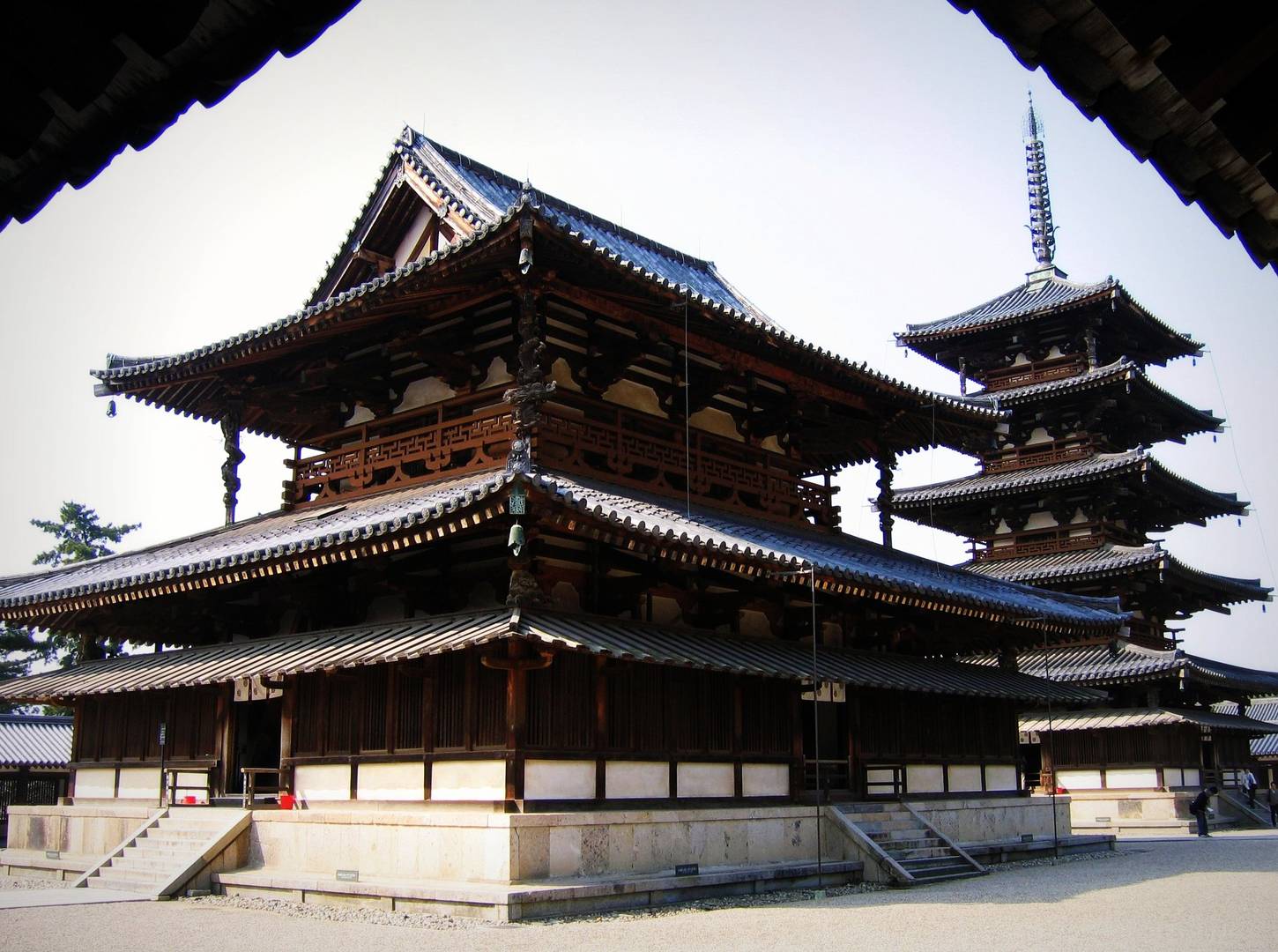 Главный зал и Годзюното (5-этажная пагода) монастыря Хорюдзи — самые старые деревянные здания в мире.