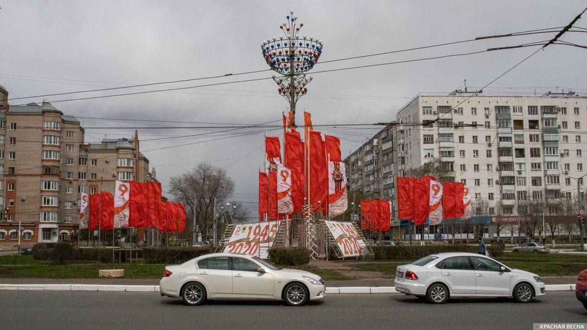 Праздничные флаги на кольцевом участке дороги