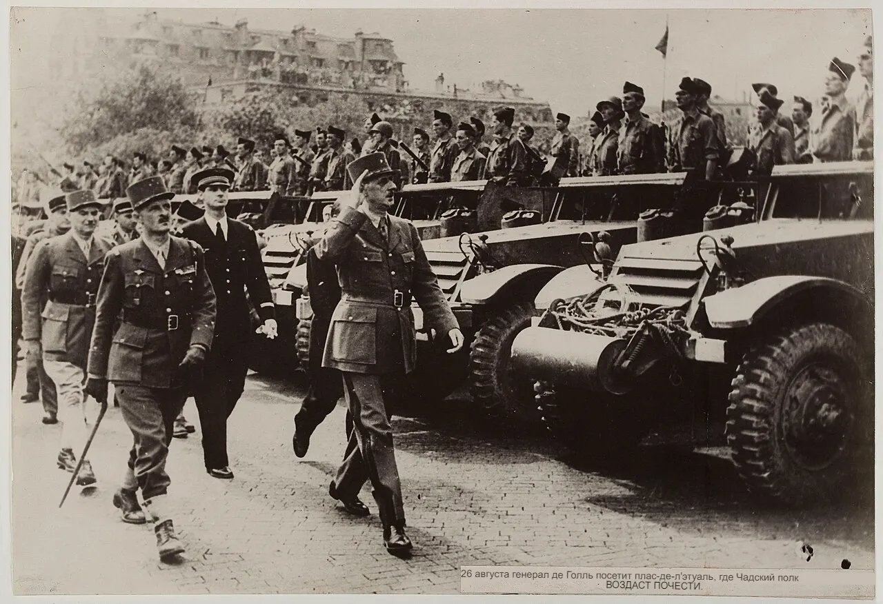 Освобождение Парижа. 26 августа 1944 г. Генерал де Голль и ле марешаль Леклерк, площадь Этуаль