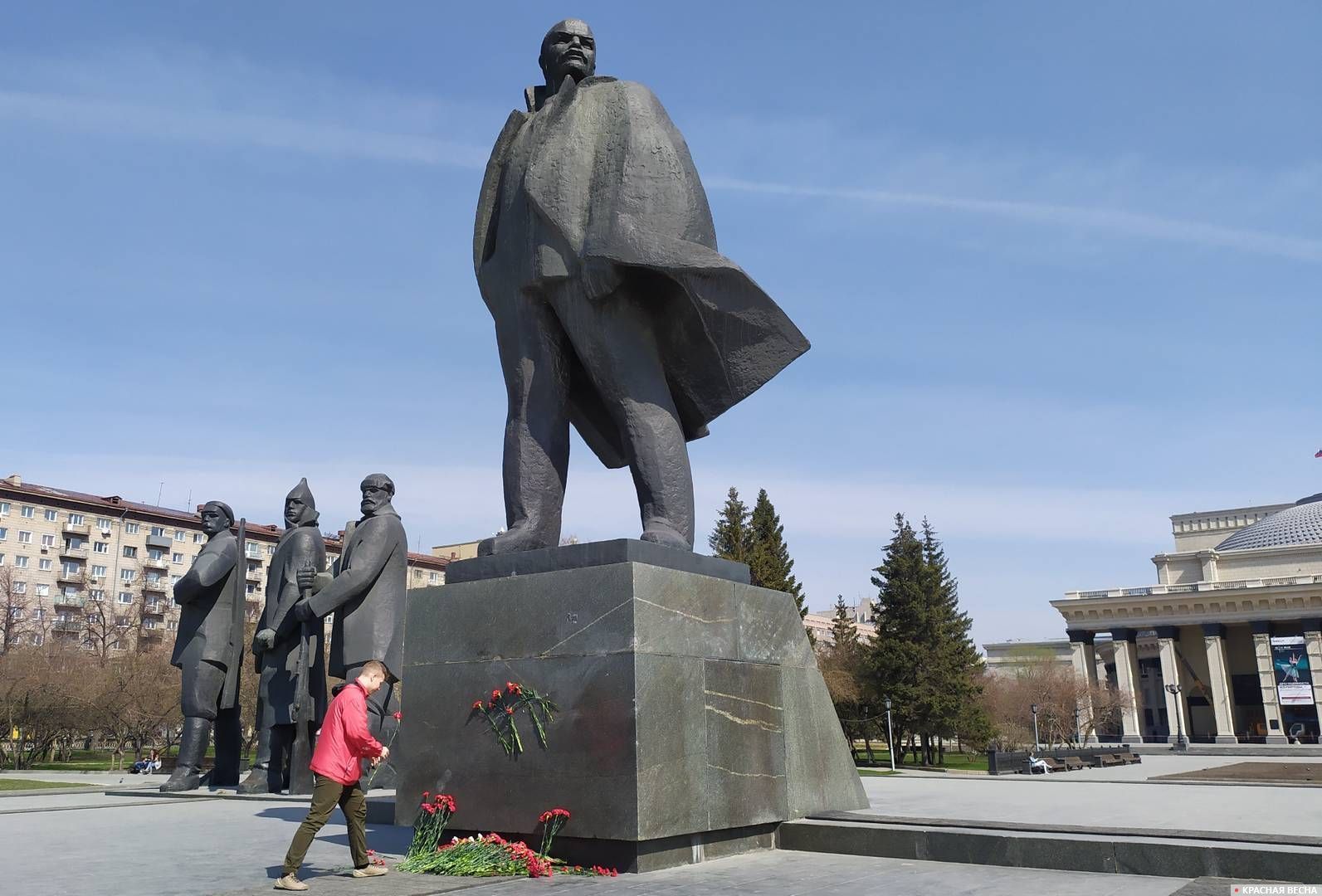 Возложение цветов к памятнику Ленина в Новосибирске