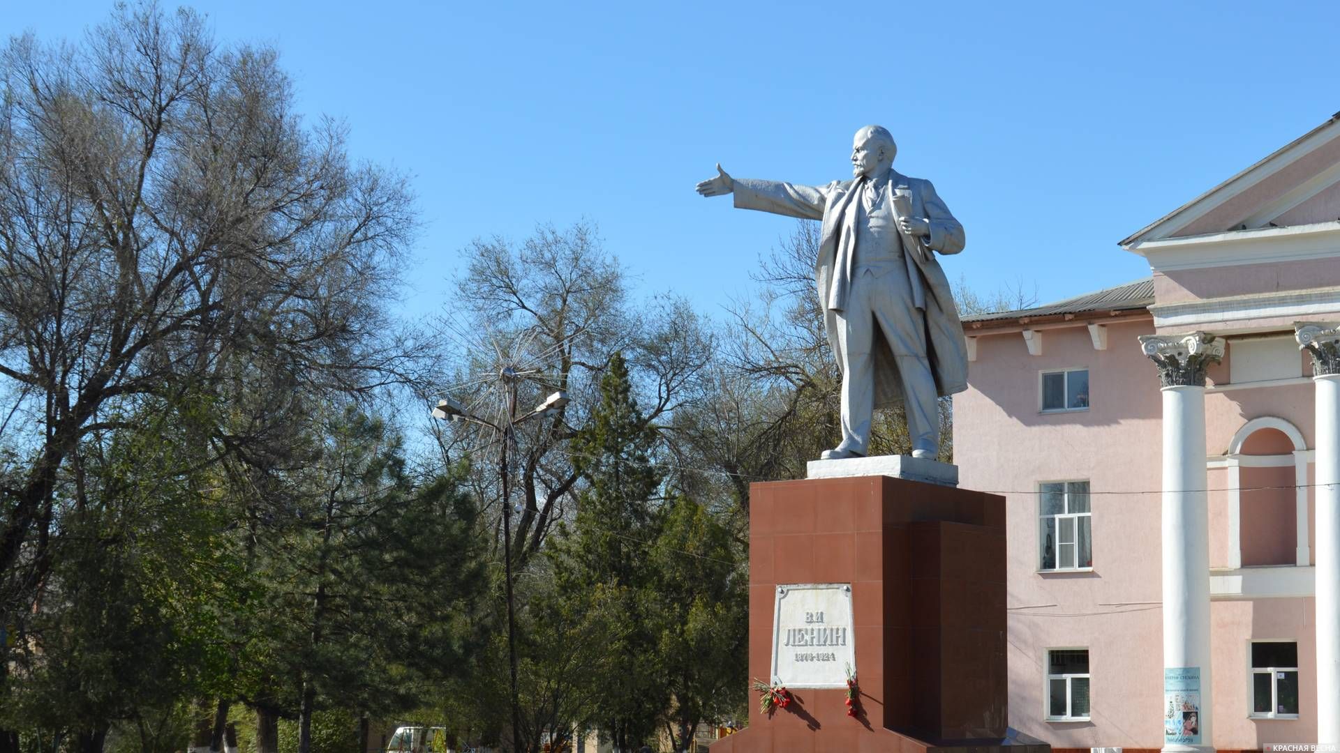 Новочеркасск. Памятник Ленину перед ДК Октябрьского района
