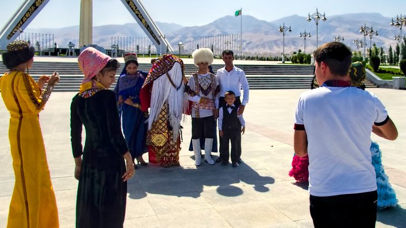 Туркменская молодежь возле монумента независимости в Ашхабаде
