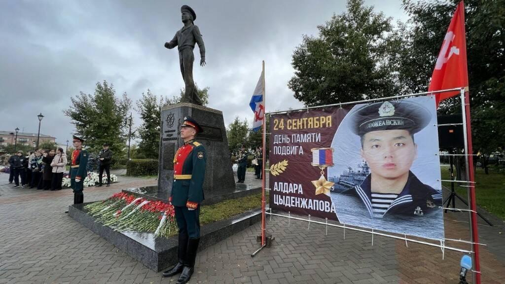 Памятник матросу Циденжепову