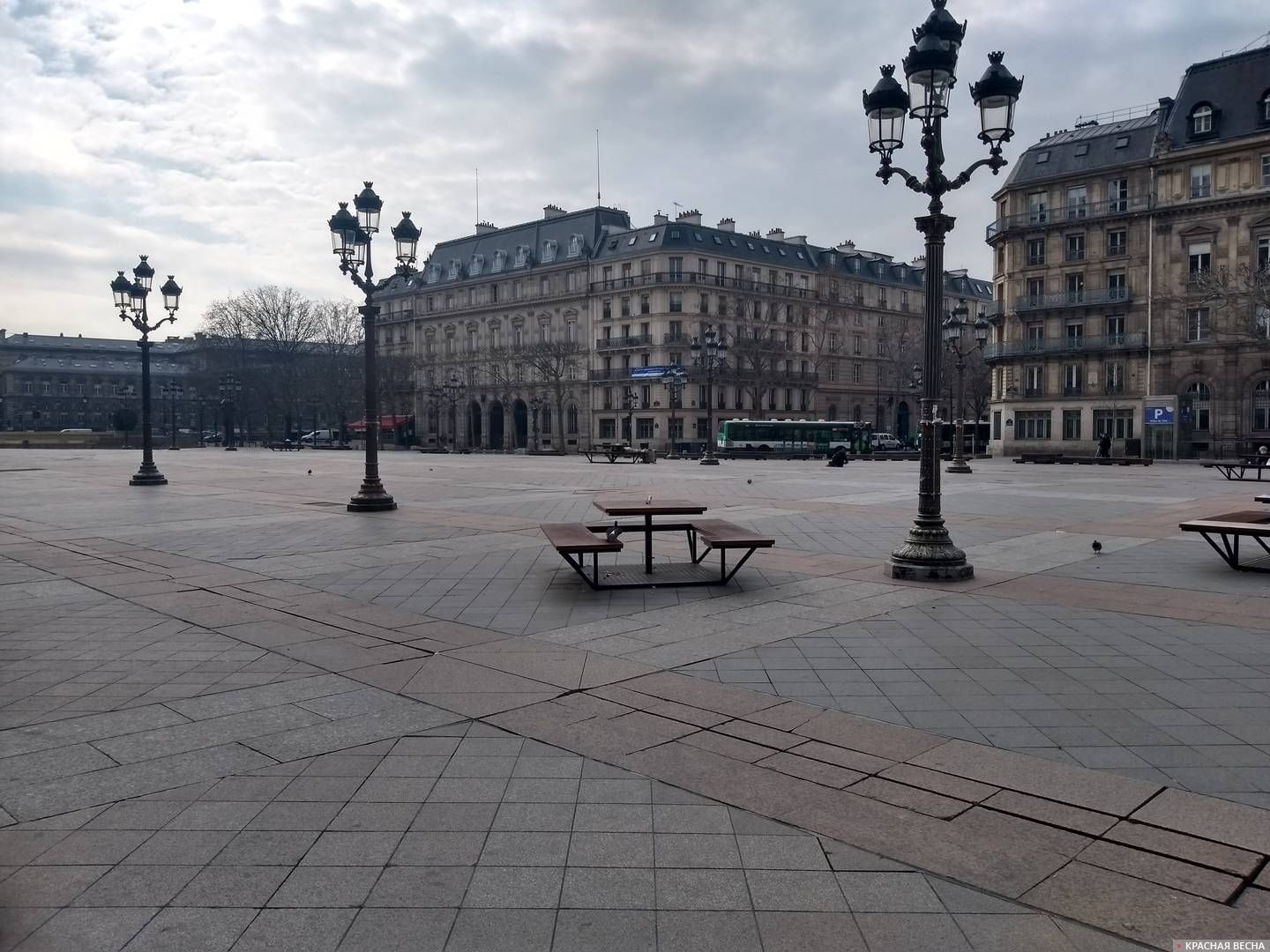 Карантин. Площадь перед мэрией Парижа. 17 марта 2020