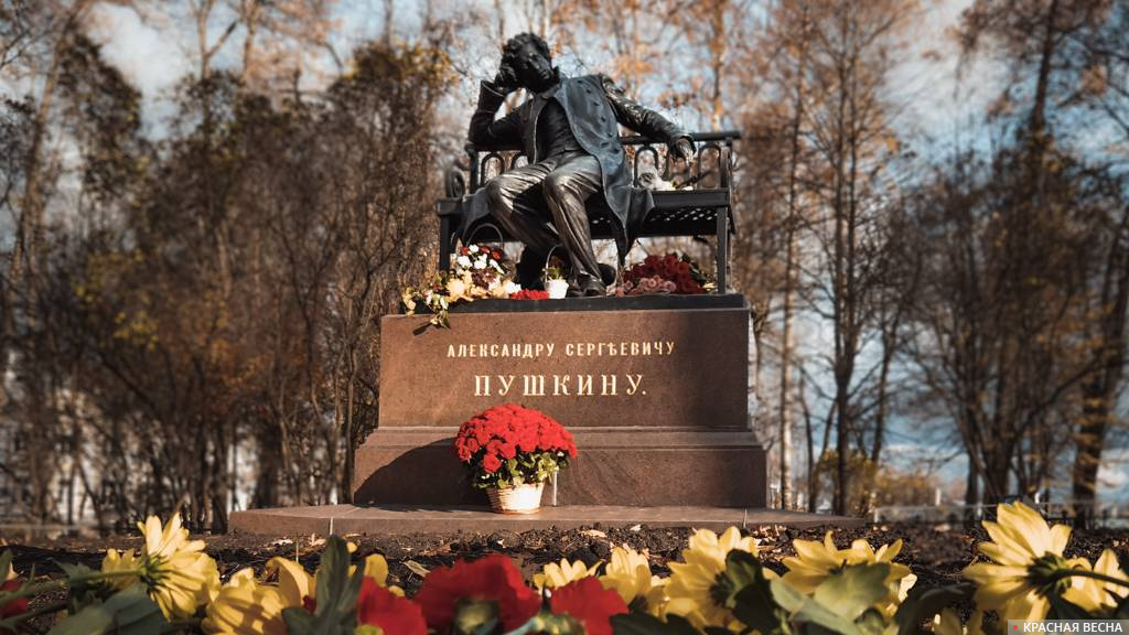 Памятник А. С. Пушкину-лицеисту в Лицейском саду. 19 октября 2021 года