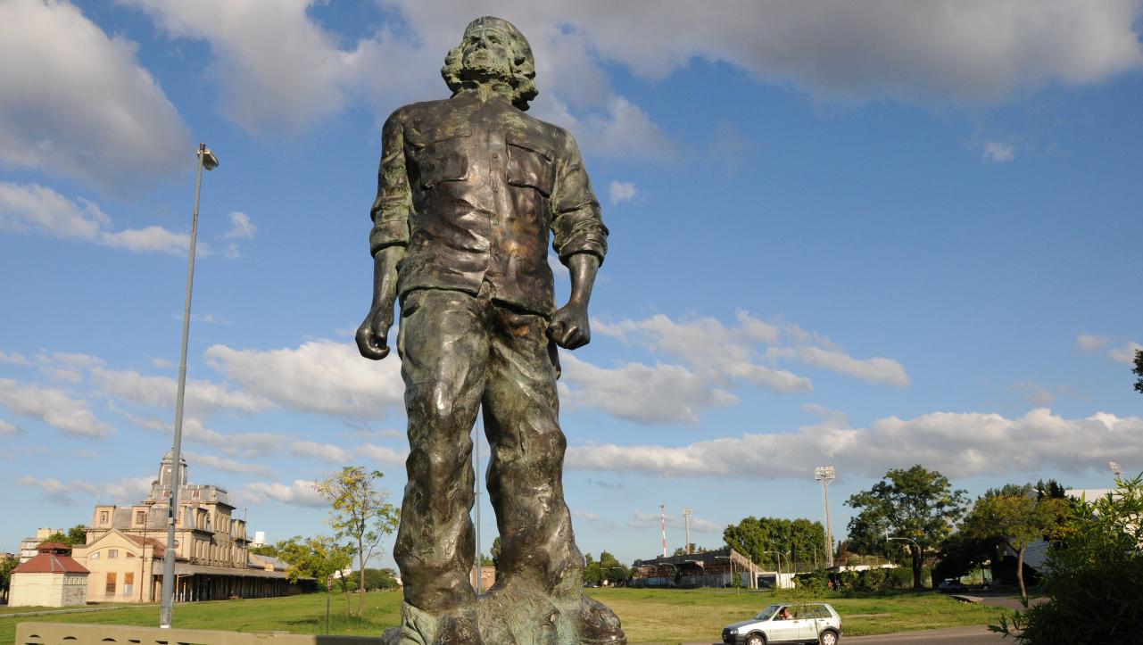 Памятник Че Геваре в городе Росарио, Аргентина [rosariocultura.gob.ar]