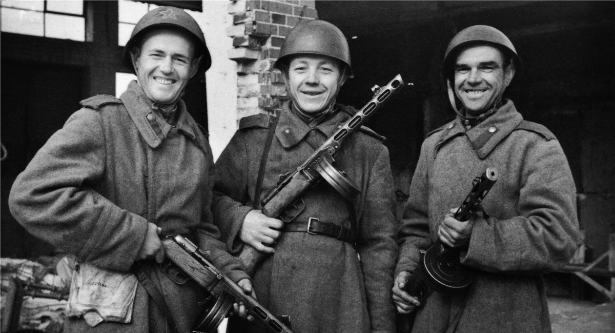 Групповой снимок красноармейцев-автоматчиков во взятом Кенигсберге. Апрель 1945 г.